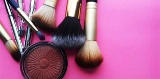 Kosmetyki naturalne a praca w biurze – jak dbać o skórę faceta?