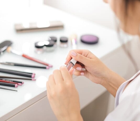 Jak stosować olej rycynowy na porost włosów?