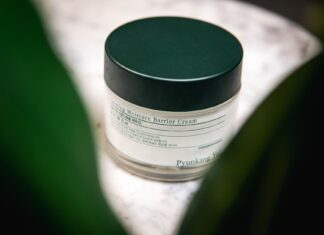 Krem Pyunkang Yul Calming Moisture Barrier na marmurowym blacie