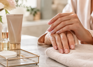 Jak przedłużyć trwałość manicure’u? 5 złotych zasad pielęgnacji domowej