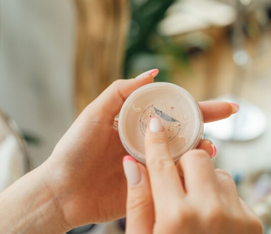 Bielenie skóry przez filtry mineralne pod makijażem – jak wyrównać koloryt bez efektu maski? Bielenie skóry przez filtry mineralne pod makijażem – jak wyrównać koloryt bez efektu maski?